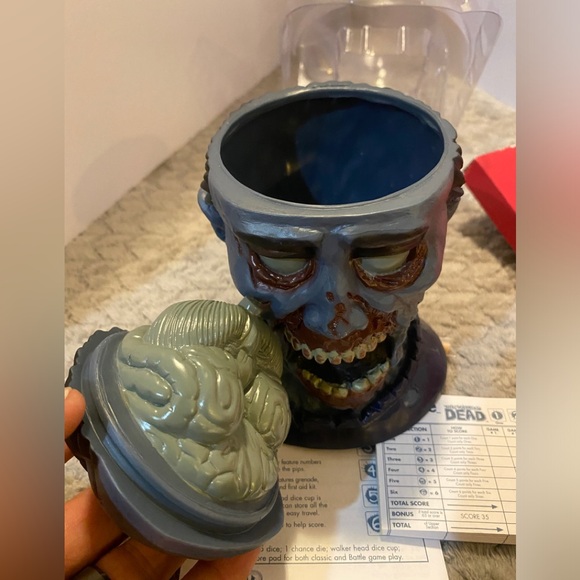 2014 🧟‍♂️COLLECTOR'S EDITION TWD YAHTZEE🧟‍♀️ - Picture 7 of 9